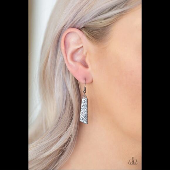 Paparazzi โฅ Texture Tigress - Multi Necklace and Earrings Set - Picture 3 of 4